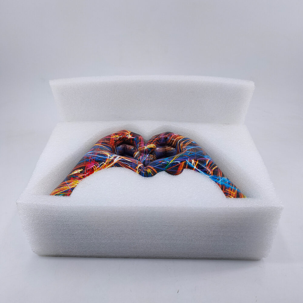 Graffiti Love Gestures Resin Ornament – Romantic Modern Resin Craft Décor - Image 2